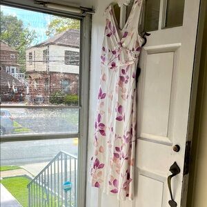 Chic Floral Maxi Dress - White and Lilac
Size XL. 5 % spandex. *NEW*